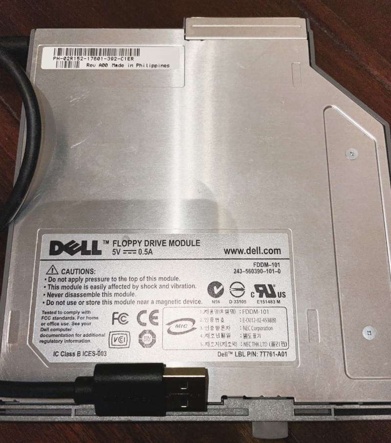 Das Bild zeigt ein Dell FDDM-101-Diskettenlaufwerk mit angeschlossenem USB-Kabel